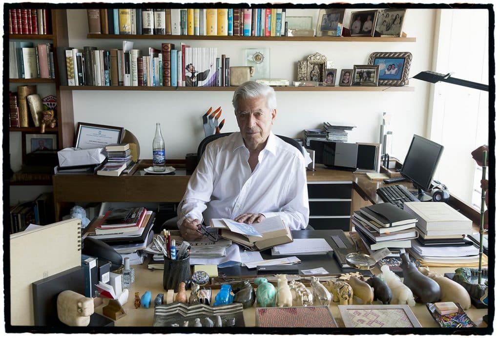 Arequipa será el centro del español como sede del X CILE 1 Mario Vargas Llosa en su estudio en Barranco.