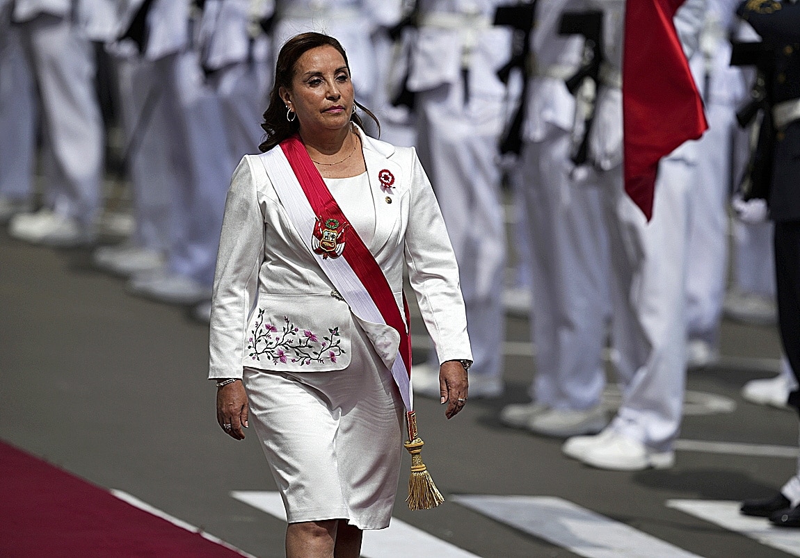 Dina Boluarte: mentiras y cinismo 1 Peruvian President Dina Boluarte arrives to Congress to give her first annual address on Independence Day in Lima, Peru, Friday, July 28, 2023. Boluarte was sworn-in after the ouster of her predecessor Pedro Castillo. (AP Photo/Guadalupe Pardo)