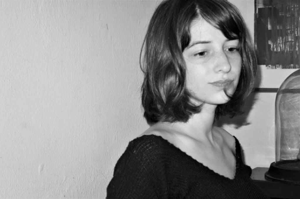 Paula Bruce Rheineck: el cansancio del sentido razonable 1 La joven poeta Paula Bruce Rheineck acaba de publicar "Abrumada de Ál”, una paleta de movimientos verbales, saltos de sentido y bailes semánticos y fonológicos.