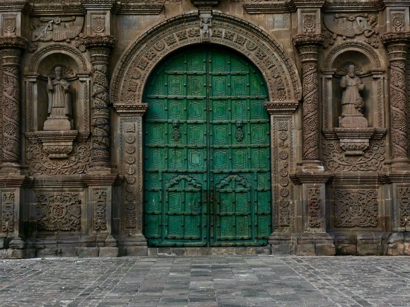 Puerta-Antigua-de-la-Catedral-de-Puno