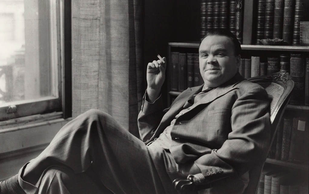 El arte de la reseña o la reseña del porrista 3 El escritor y critico literario britanico Cyril Connolly fotografiado por Howard Coster en 1942 National Portrait Gallery London